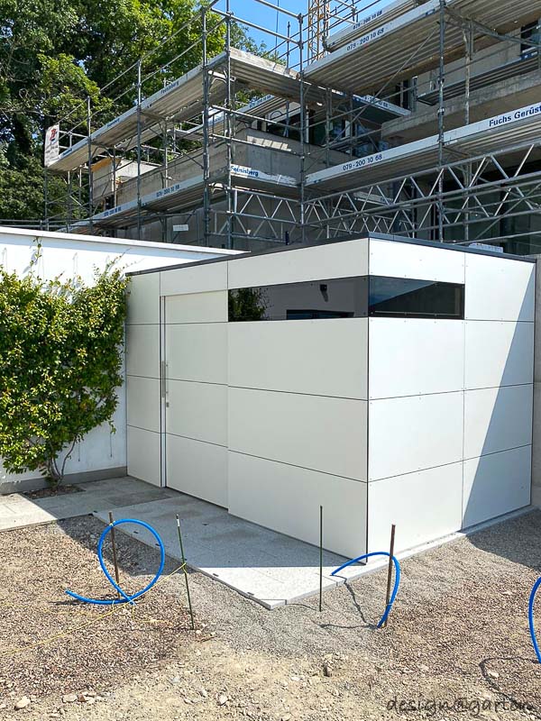 Kubistisches Gartenhaus mit Flachdach als Doppellösung am Zürichsee