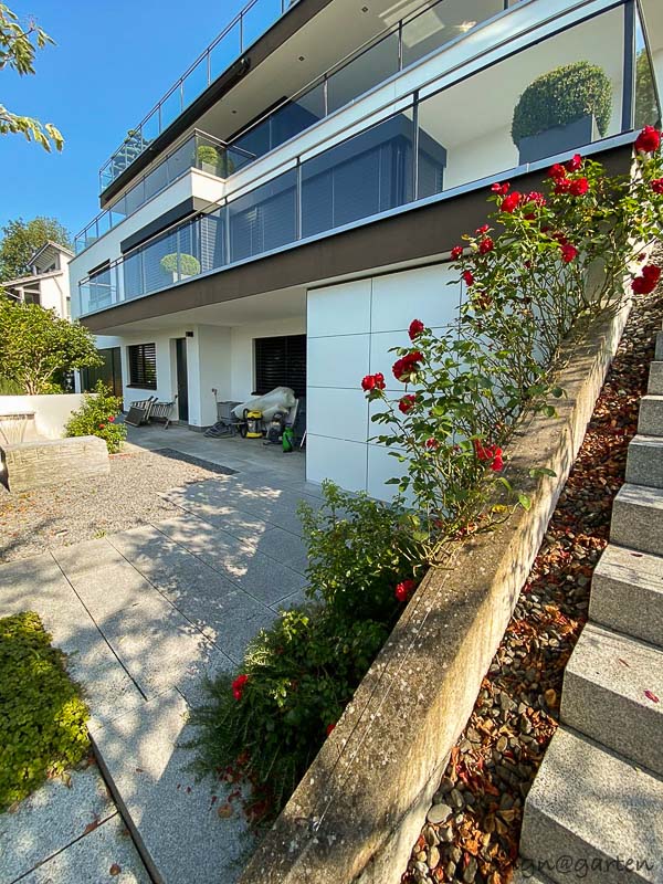 Kubistisches Gartenhaus mit Flachdach als Doppellösung am Zürichsee