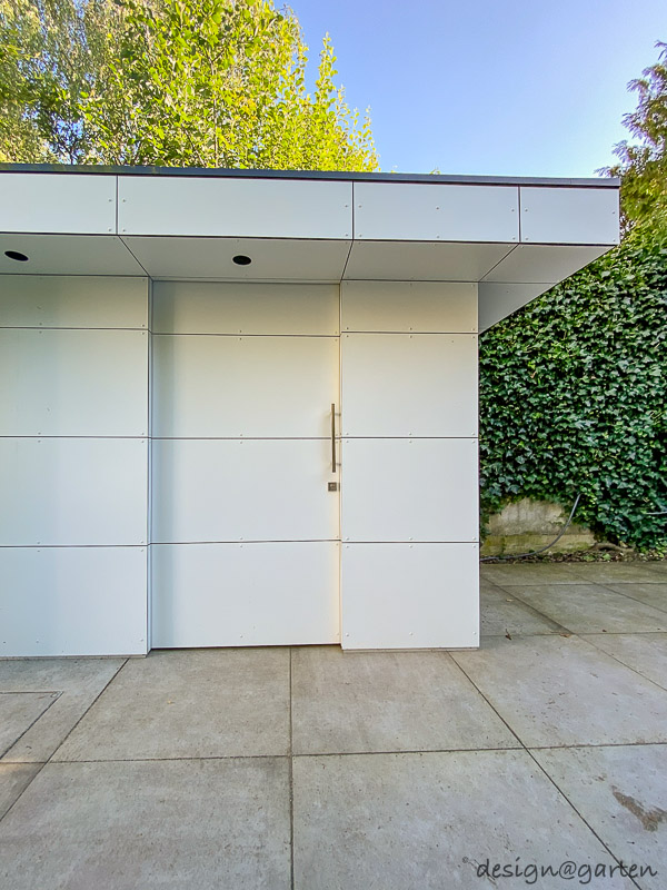 Modernes Poolhaus mit Überstand