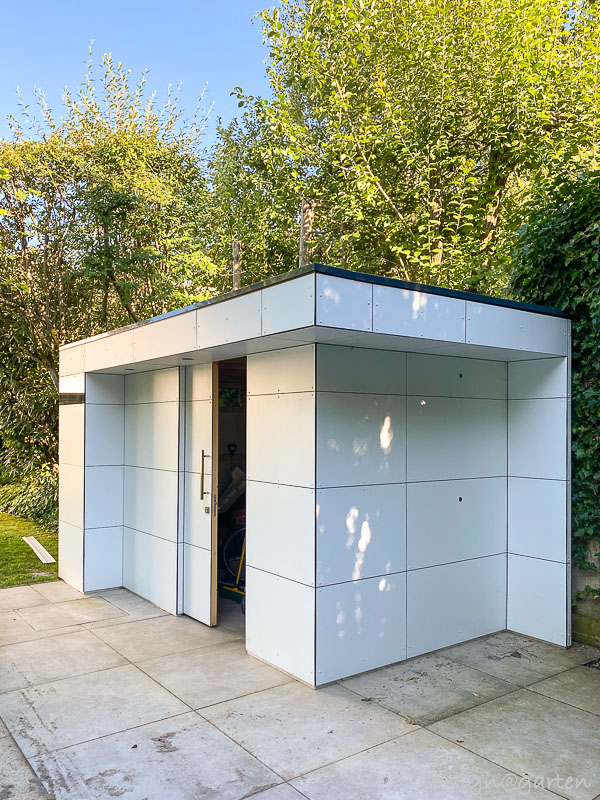 Modernes Poolhaus mit Überstand