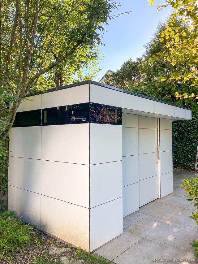 Modernes Poolhaus mit Überstand