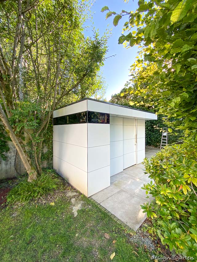 Modernes Poolhaus mit Überstand