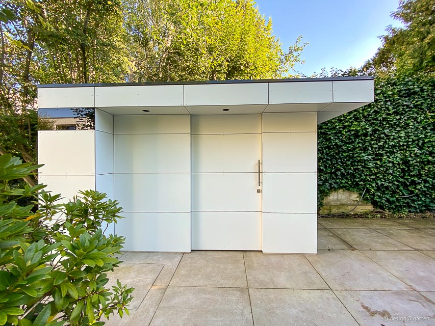 Modernes Poolhaus mit Überstand