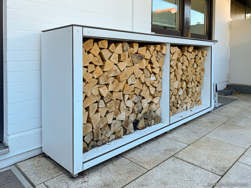 Modernes Poolhaus mit Überstand