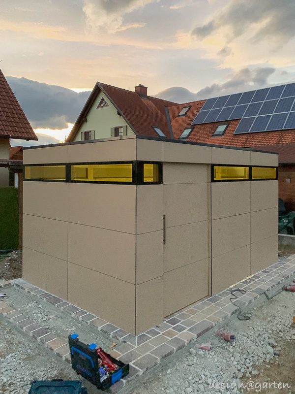 Design Gartenhütte mit Flachdach als großzügiges Raumwunder