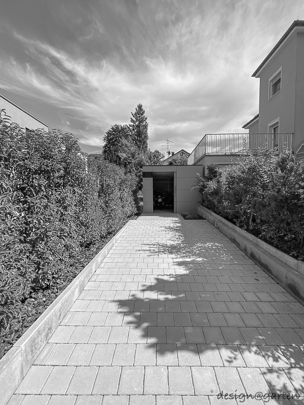 Minimalistischer Gartenschuppen mit Flachdach – Architektur trifft Stauraum