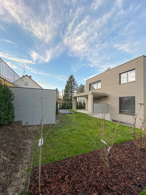 Minimalistischer Gartenschuppen mit Flachdach – Architektur trifft Stauraum