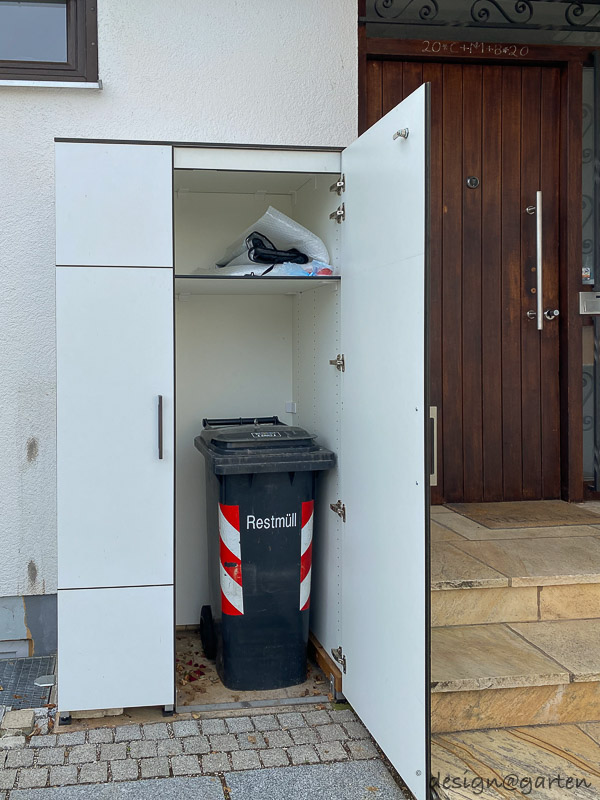 Wetterfester outdoor Geräteschrank als maßgefertigte Lösung im Vorgarten