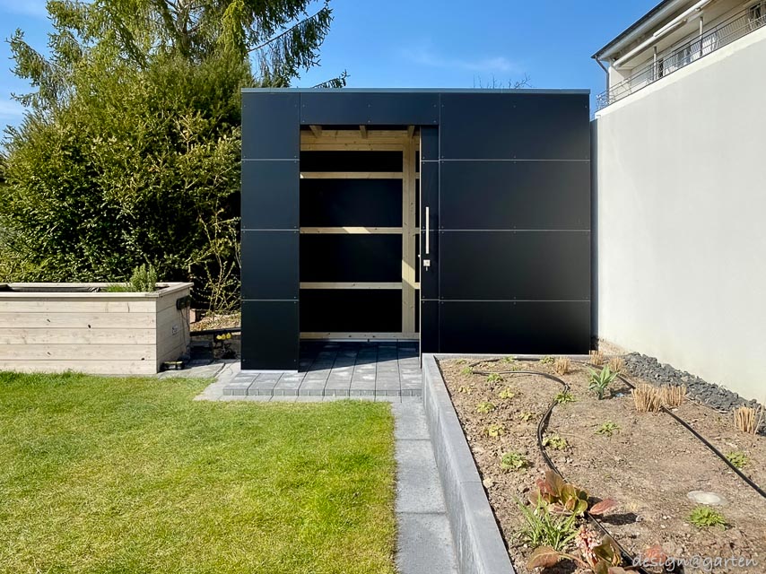 Modernes Poolhaus in edlem Schwarz – ein Statement