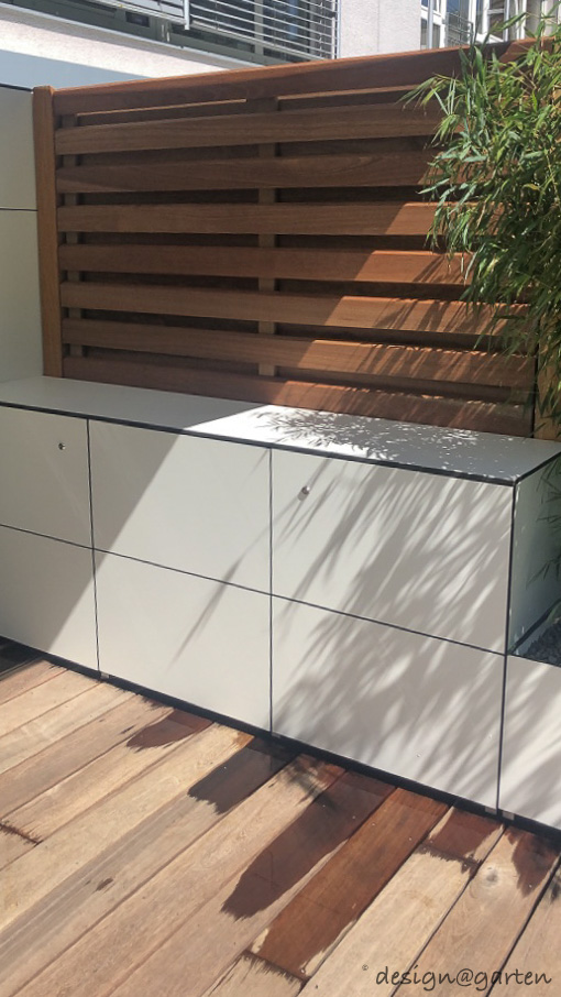 Funktionale Terrassengestaltung durch kombinierten Sichtschutz und Stauraum