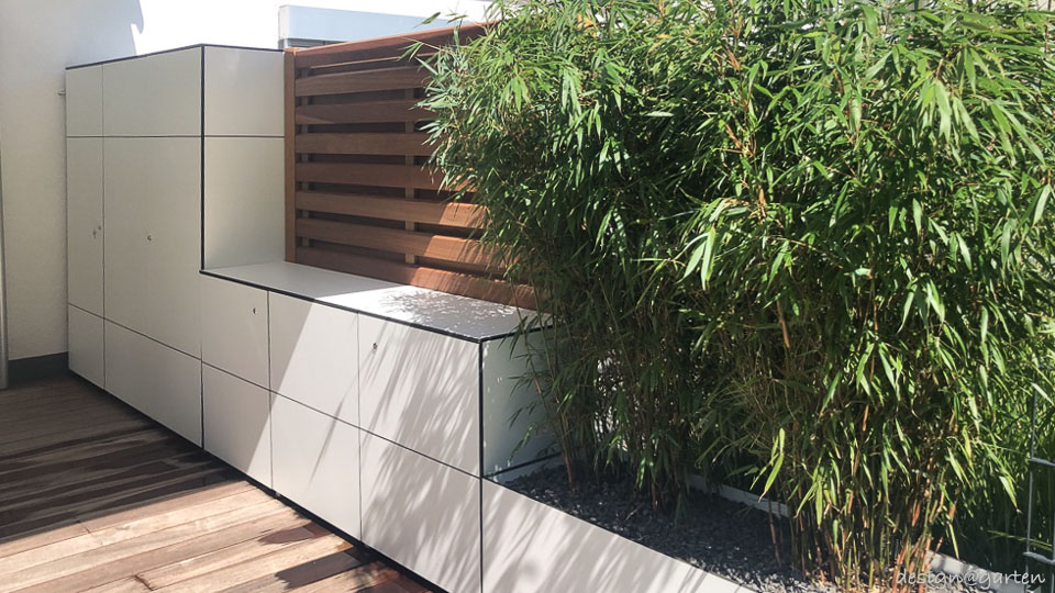 Funktionale Terrassengestaltung durch kombinierten Sichtschutz und Stauraum