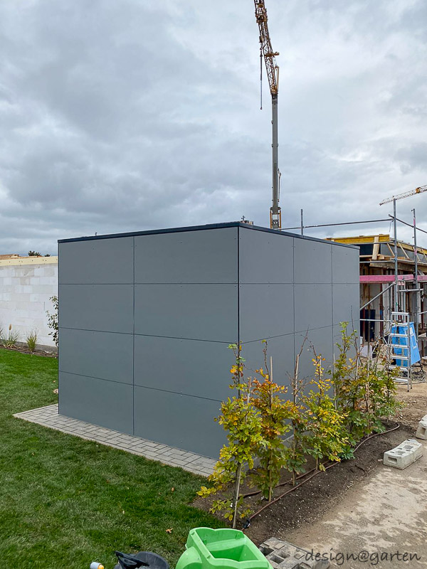 Puristischer Gartenschuppen für moderne Architektur: Effizienz und Wetterschutz