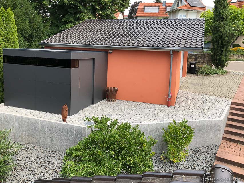 Architektonischer Akzent in terrassierter Umgebung: Formvollendete Integration auf mehreren Ebenen