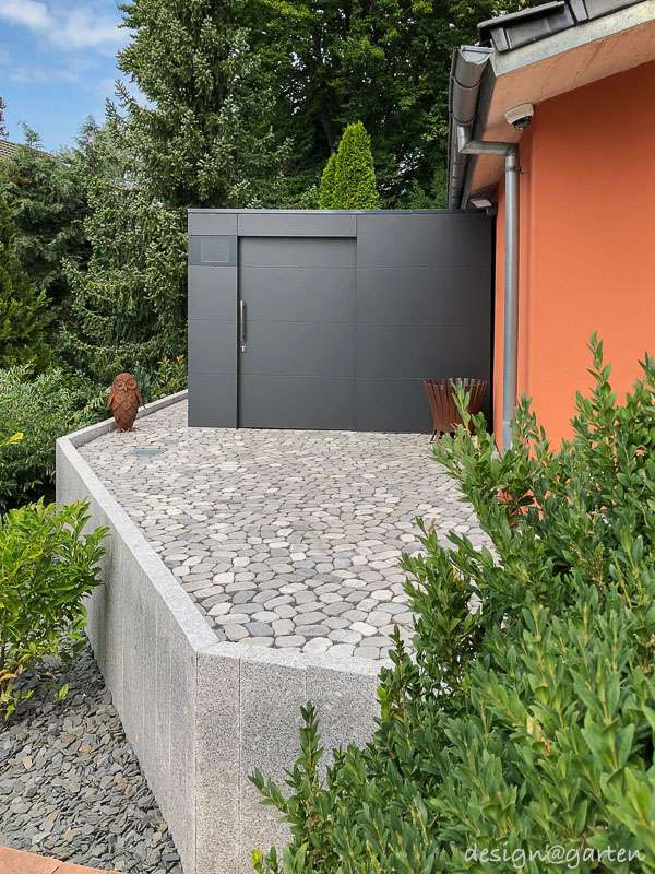 Architektonischer Akzent in terrassierter Umgebung: Formvollendete Integration auf mehreren Ebenen