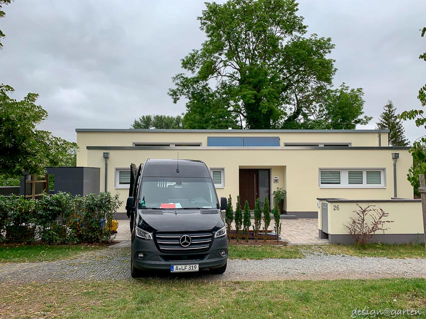 HPL-Gartenhaus nach Maß: Intelligente Raumlösung mit Durchgangsfunktion