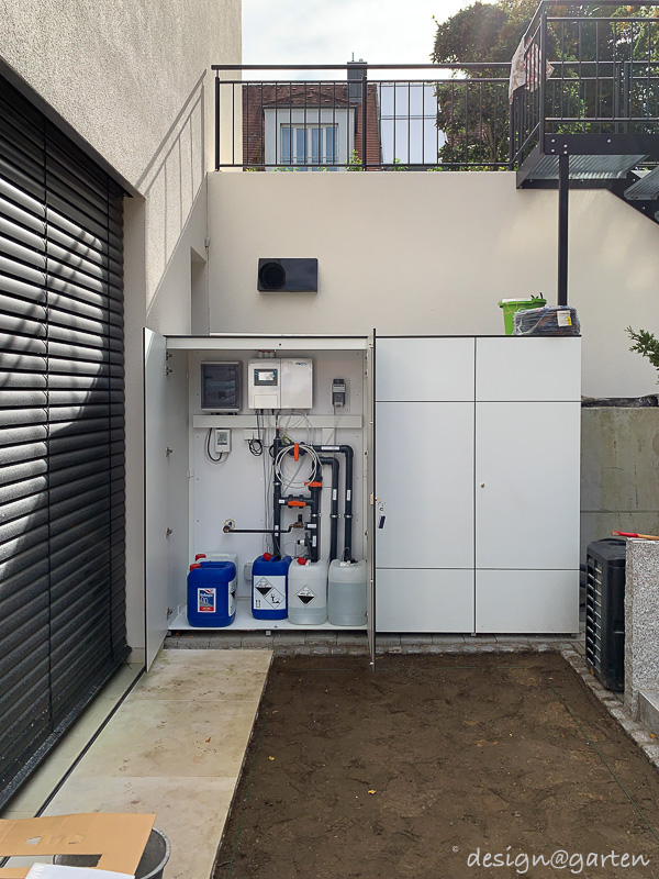 Vielseitiger Pooltechnik Schrank für eine aufgeräumte Außenanlage