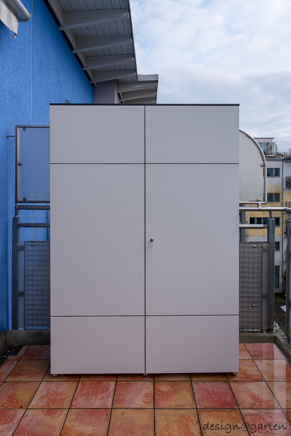 Flexibler Hochschrank für urbanen Stauraum au dem Balkon