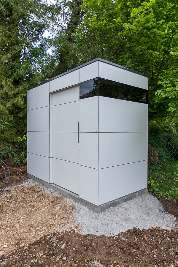 Modernes Gartenhaus mit sichtbarer Holzunterkonstruktion