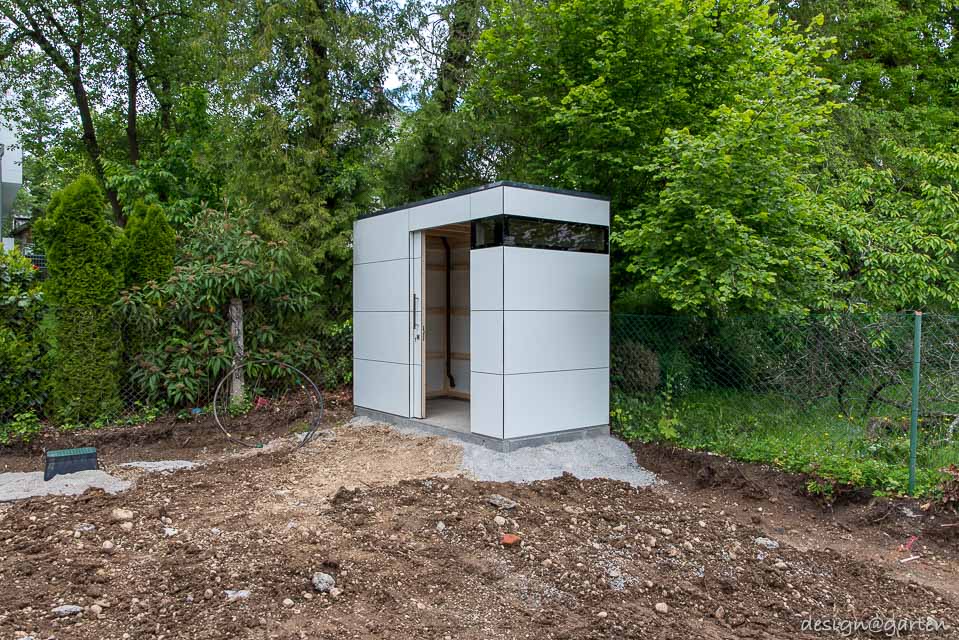 Modernes Gartenhaus mit sichtbarer Holzunterkonstruktion