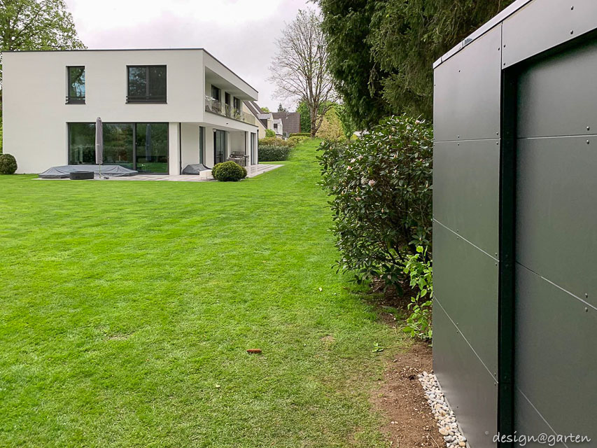 Sichtbarer Qualitätsvergleich: Moderner Materialkontrast an der Grundstücksgrenze