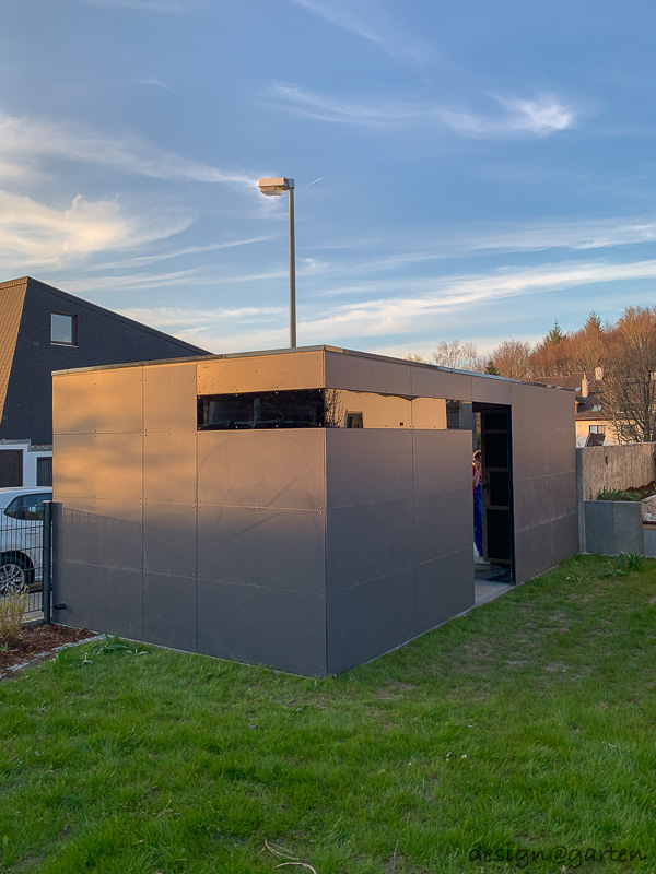 Präzisionsarbeit am Hang: Maßgefertigter Gartenraum mit integriertem Niveauausgleich