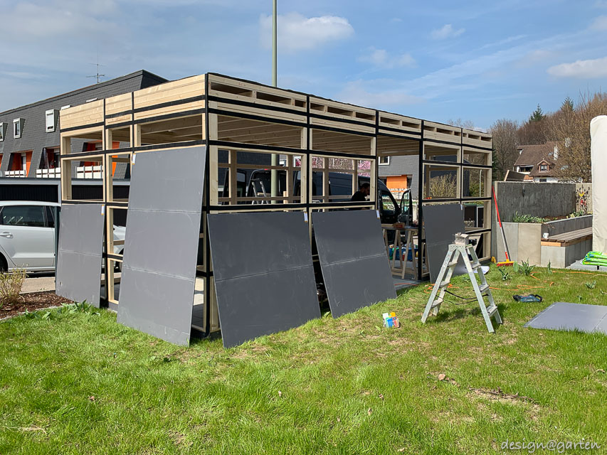 Präzisionsarbeit am Hang: Maßgefertigter Gartenraum mit integriertem Niveauausgleich