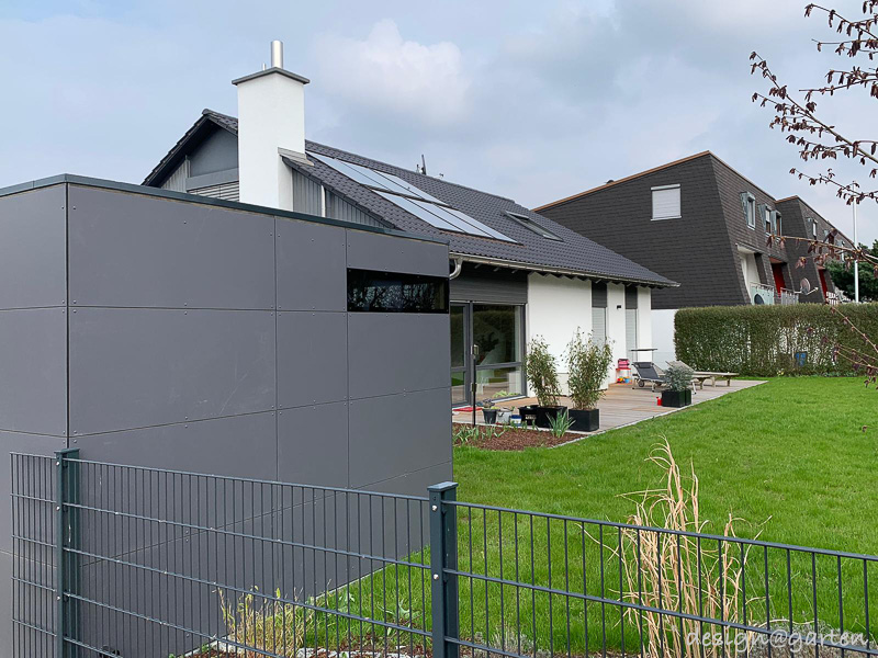 Präzisionsarbeit am Hang: Maßgefertigter Gartenraum mit integriertem Niveauausgleich