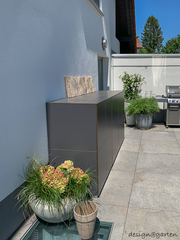 Intelligente Wasserintegration und Materialbeständigkeit: Maßgefertigtes Sideboard für die moderne Terrasse