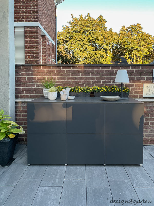 Stilvoller Materialmix: Der Gartenschrank als dekorativer Blickfang im Außenbereich