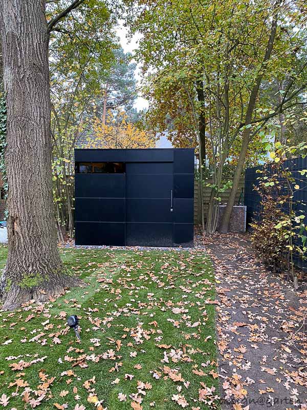 Moderner Garten-Kubus: Minimalistisches Design im natürlichen Umfeld