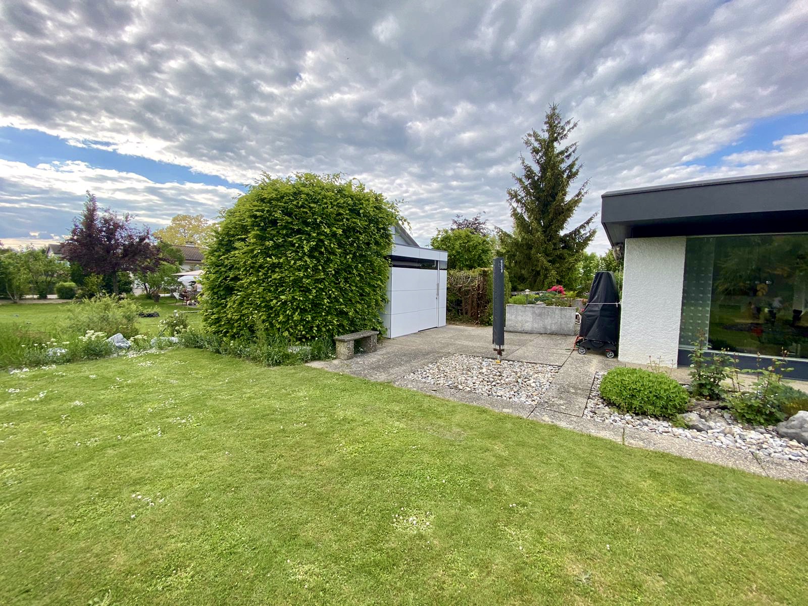 HPL-Gartenhaus: Zeitloses Design und funktionale Transparenz