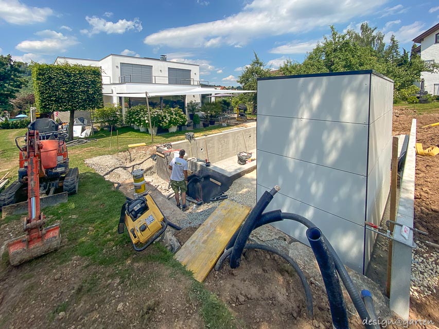 Modernes Poolhaus mit Glasfront: Die perfekte Technikzentrale im Garten