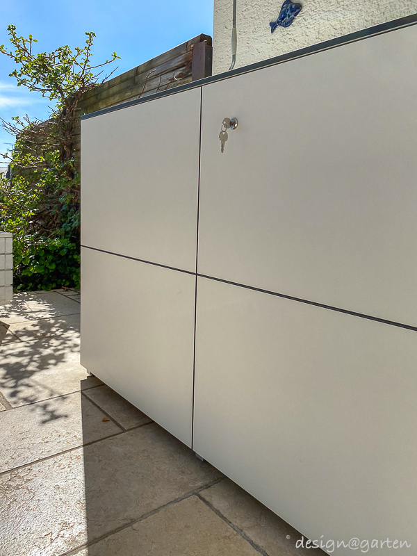 Modernes Outdoor-Sideboard: Ästhetischer Kontrast in traditioneller Umgebung