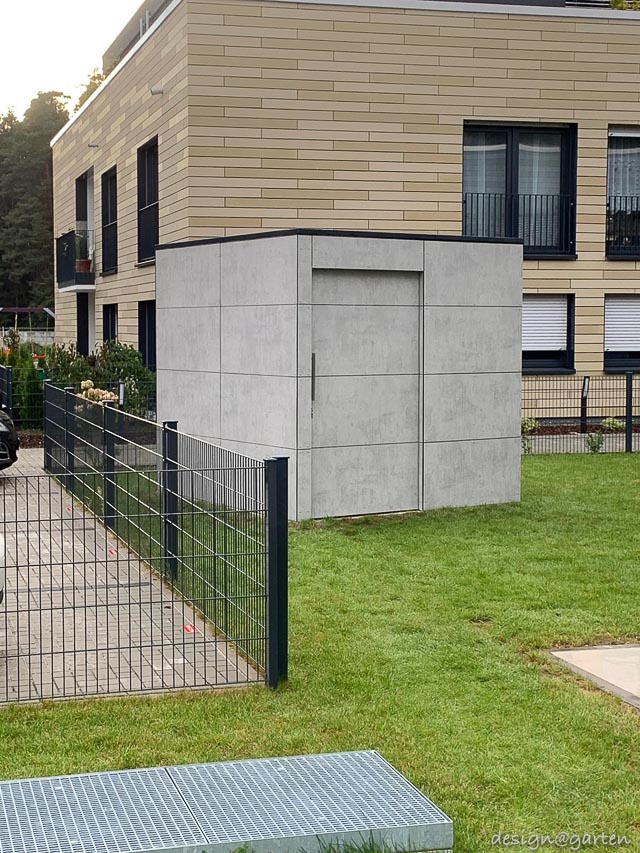 Modernes Gerätehaus in Sichtbeton-Optik in Postbauer-Heng