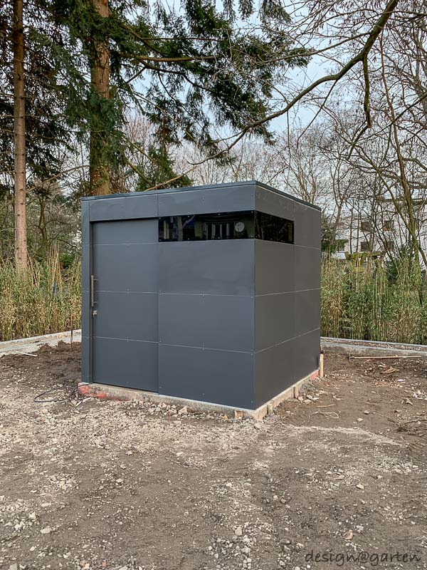 Moderner Geräteschuppen mit fachgerechter Montage in Frankfurt