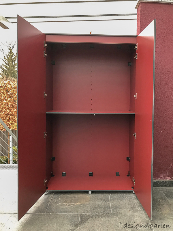 Moderne Terrassenschränke in Weinrot als architektonische Farbakzente