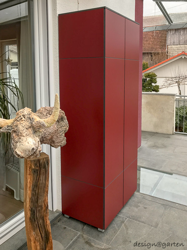 Moderne Terrassenschränke in Weinrot als architektonische Farbakzente