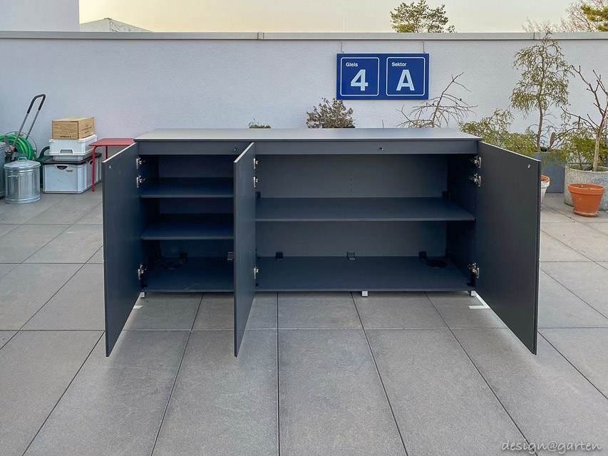 Moderner Terrassenschrank aus Trespa HPL in Rickenbach, Schweiz