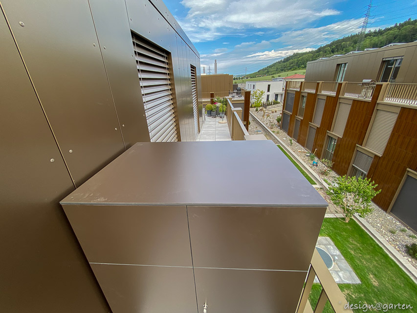 8 Balkonschränke nach Maß, Farbe Chocolate, in einer modernen Wohnanlage in CH-2542 Pieterlen