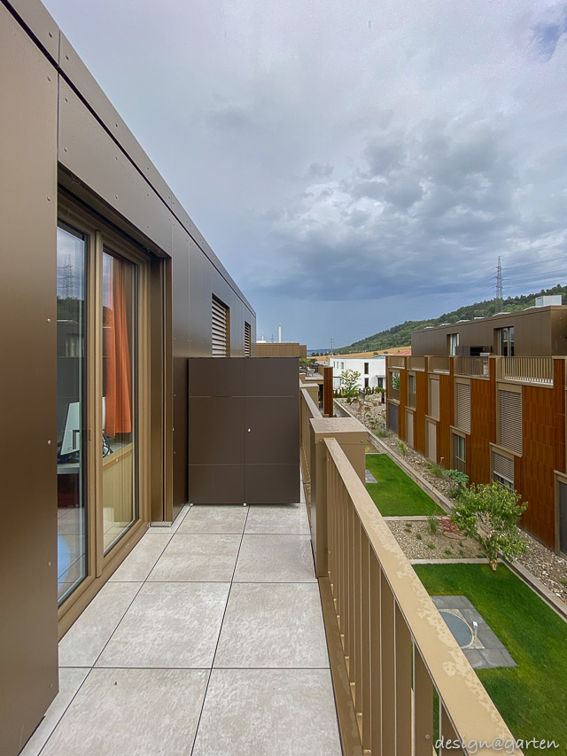 8 Balkonschränke nach Maß, Farbe Chocolate, in einer modernen Wohnanlage in CH-2542 Pieterlen