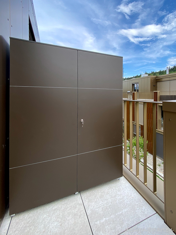 8 Balkonschränke nach Maß, Farbe Chocolate, in einer modernen Wohnanlage in CH-2542 Pieterlen