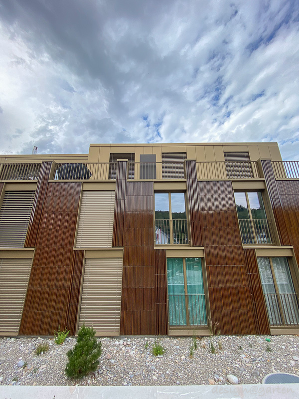 8 Balkonschränke nach Maß, Farbe Chocolate, in einer modernen Wohnanlage in CH-2542 Pieterlen