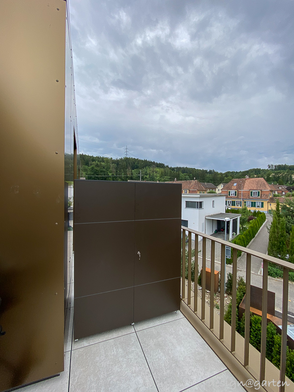 8 Balkonschränke nach Maß, Farbe Chocolate, in einer modernen Wohnanlage in CH-2542 Pieterlen