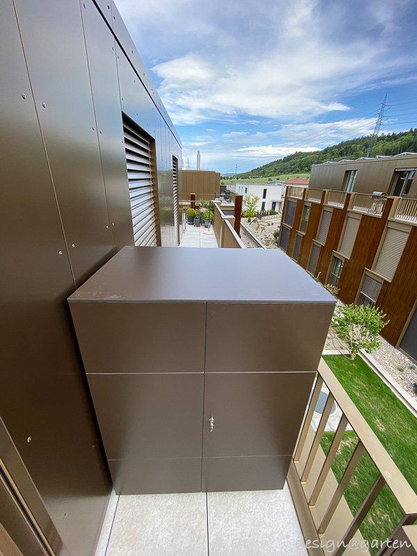 8 Balkonschränke nach Maß, Farbe Chocolate, in einer modernen Wohnanlage in CH-2542 Pieterlen