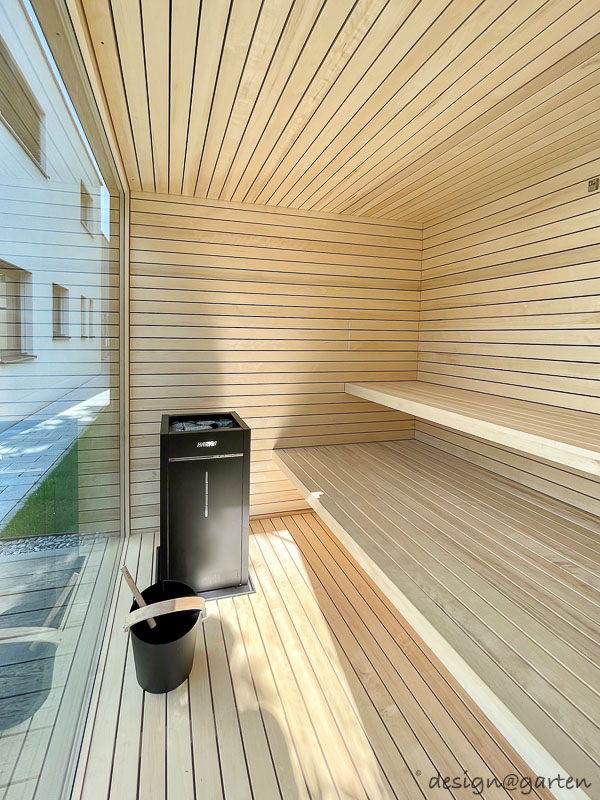Design Gartensauna mit Panoramaverglasung in Augsburg