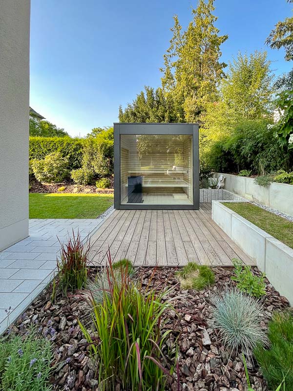 Design Gartensauna mit Panoramaverglasung in Augsburg