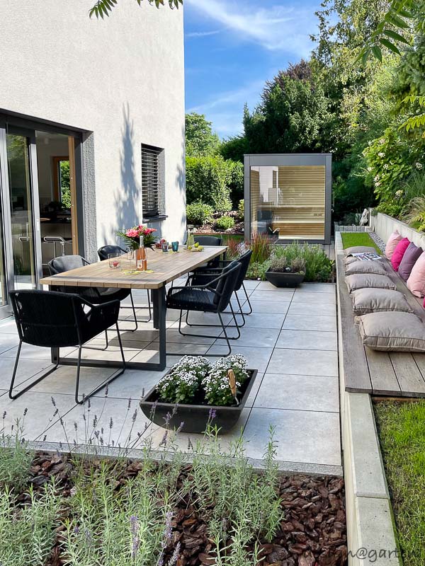 Design Gartensauna mit Panoramaverglasung in Augsburg