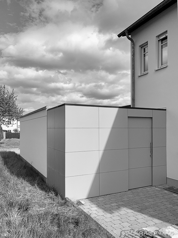 Anbau-Gerätehaus in Augsburg-Bergheim: Passgenaue Erweiterung durch Gerätehaus nach Maß