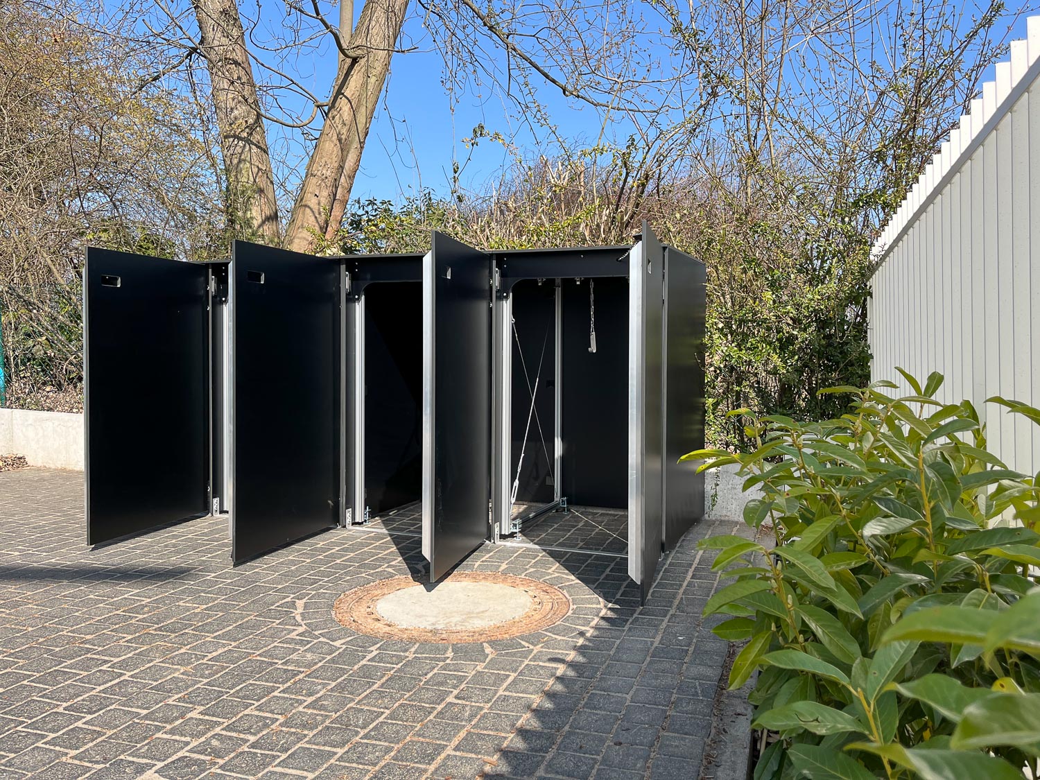 Moderne Mülltonnenbox 4er in anthrazit aus witterungsbeständigem HPL