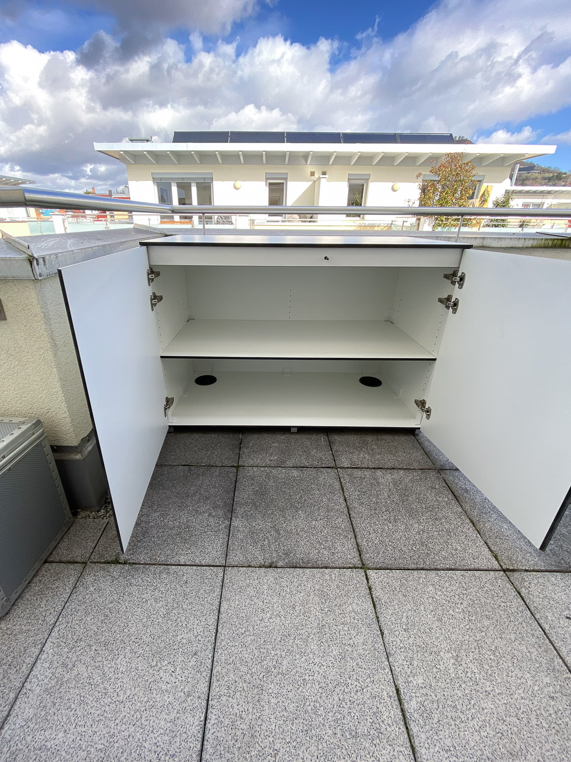 Outdoor Schränke Kombination: Hochschrank und Sideboard aus HPL